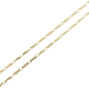 zoom dettaglio maglia figaro in oro giallo su collana catena uomo