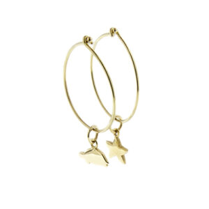 Orecchini in oro giallo 18kt a cerchio con due charms Dodo: tartaruga significato/messaggio: “SAI ASPETTARE” e stella significato/messaggio: “CHI MI TROVA E FELICE”, chiusura a gancio. Brand: Dodo.