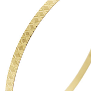zoom dettaglio lavorazioni geometriche su bracciale rigido in oro giallo