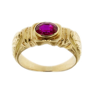 Anello uomo in oro giallo 18kt con rubino ovale sintetico da 0.90 ct e gambo lavorato con motivi a foglie.