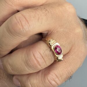 Foto gioiello indossata: anello in oro giallo da uomo con lavorazione e rubino