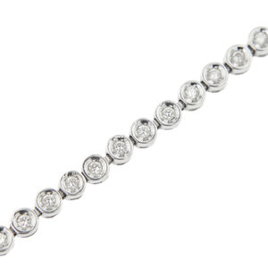 zoom dettaglio diamanti di bracciale tennis cipollino in oro bianco