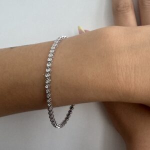 Foto gioiello indossata: bracciale tennis in oro bianco modello cipollino con diamanti