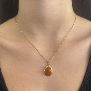 Foto gioiello indossata: collana in oro giallo con ciondolo ambra