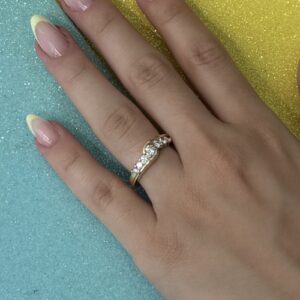 Foto gioiello indossata: anello in oro giallo riviere con sette diamanti