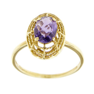 Anello in oro giallo 18kt con ametista ovale sfaccettata su cestello traforato.
