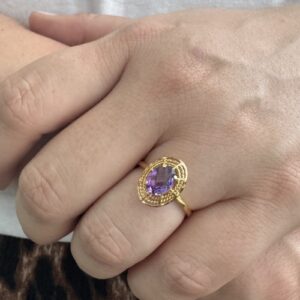 Foto gioiello indossata: anello in oro giallo con ametista ovale centrale