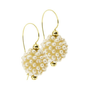 Orecchini a monachella pendenti in oro giallo 18kt con sfera di perle, chiusura a gancio.