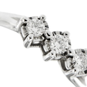 zoom dettaglio diamanti su anello trilogy in oro bianco