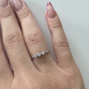 Foto gioiello indossata: anello in oro bianco con diamanti trilogy