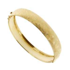 Bracciale bangle a fascia ovale rigido apribile in oro giallo 18kt con lavorazione millerighe e stelline lucide, chiusura a scomparsa con sicura.