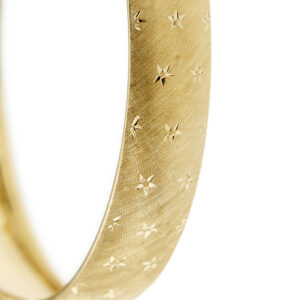 zoom dettaglio lavorazione satinata su bracciale rigido oro bangle