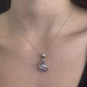 Foto gioiello indossata: collana in oro bianco con ciondolo ametista con diamanti