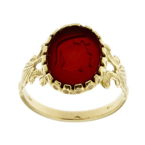 Anello uomo a scudo in oro giallo 18kt con cammeo di corniola raffigurante un guerriero, gambo lavorato con motivi e volute.