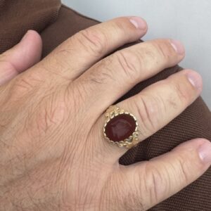 Foto gioiello indossata: anello in oro giallo da uomo con corniola