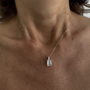 Foto gioiello indossata: collana in oro bianco con ciondolo acquamarina e diamanti