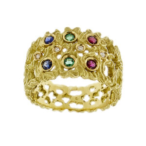 Anello a fascia traforata in oro giallo 18kt, lavorazione oro grezzo opaco con 4 diamanti taglio huit huit da 0.01 ct cad, 2 rubini, 2 smeraldi e 2 zaffiri.
