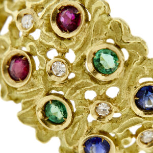 zoom dettaglio rubini, smeraldi, zaffiri e diamanti su anello fascia oro giallo grezzo