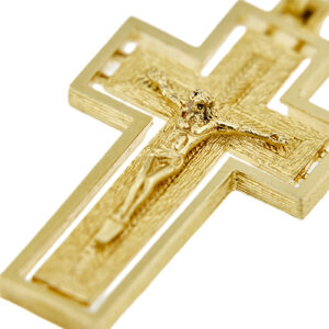 zoom dettaglio Cristo su ciondolo a croce in oro giallo