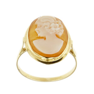 Anello con cammeo ovale e donna di profilo con fiori nei capelli in oro giallo 18kt.