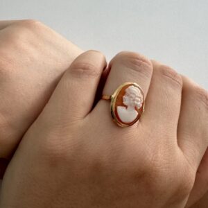 Foto gioiello indossata: anello in oro giallo con cammeo ovale con raffigurazione volto di donna
