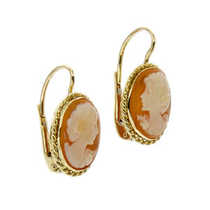 Orecchini a monachella in oro giallo 18kt con cammeo ovale e profilo di donna con fiori nei capelli, lavorazione decorativa con filo d’oro attorcigliato.