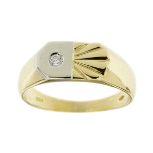 Anello uomo in oro giallo con lavorazioni decorative e lato in oro bianco 18kt con diamante taglio brillante 0.07 ct cad, colore FG - purezza VS.