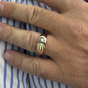Foto gioiello indossata: anello due ori a scudo con diamante e lavorazione da uomo