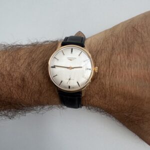 Foto gioiello indossata: orologio vintage in oro Longines con cinturino nero