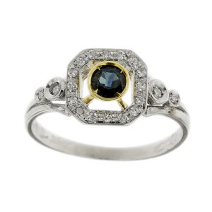 Anello stile art déco ottagonale in platino 950 e oro giallo 18kt con zaffiro rotondo da 0.40 ct e 20 diamanti taglio huit huit: 2 da 0.02 ct cad 18 da 0.01 ct cad, totale 0.22 ct; colore GH - purezza VS.