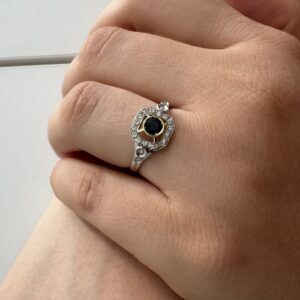 Foto gioiello indossata: anello art decò platino e oro giallo con zaffiro centrale e diamanti