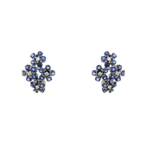 Orecchini a lobo a fiore in oro bianco 18kt con zaffiri rotondi da 0.15 ct cad, come petali e centrali con 8 diamanti taglio brillante da 0.04 ct cad, totale 0.32 ct; colore FG - purezza VS.