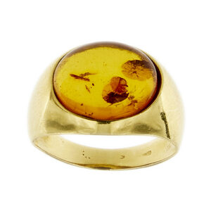 Anello da mignolo in oro giallo 18kt con ambra ovale, taglio cabochon.
