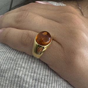 Foto gioiello indossata: anello in oro giallo da mignolo con ambra taglio cabochon