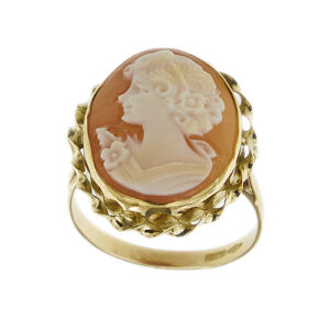 Anello con cammeo ovale in oro giallo 18kt con donna di profilo e fiori nei capelli sul vestito, lavorazione decorativa con filo d’oro attorcigliato.