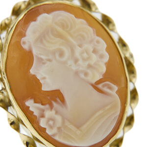 zoom dettaglio cammeo con volto di donna su anello oro giallo