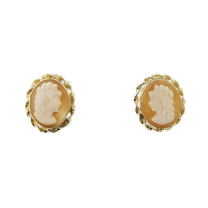 Orecchini a lobo in oro giallo 18kt con cammeo di donna di profilo e lavorazione decorativa con filo d’oro attorcigliato, chiusura con perno e farfallina.