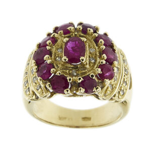 Anello a fascia in oro giallo 18kt con 11 rubini: 1 ovale centrale da 0.50 ct e 10 rubini da 0.20 ct cad, totale 2.50 ct; e diamanti taglio huit huit da 0.01 ct cad, totale 0.28 ct, colore FG - purezza VS; gambo lavorato.