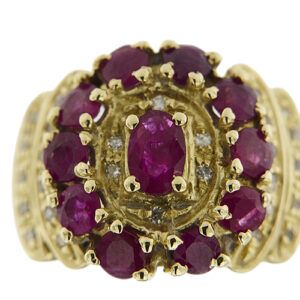 zoom dettaglio rubini e diamanti su anello a fascia oro giallo vintage