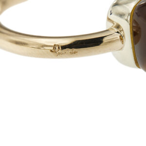 zoom dettaglio incisione brand Pomellato su anello Nudo in oro con quarzo citrino