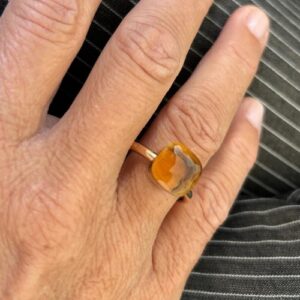 Foto gioiello indossata: anello due ori Pomellato collezione Nudo con quarzo citrino