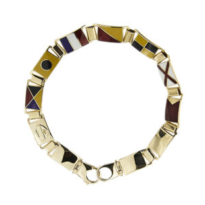 Bracciale in oro giallo 18kt, maglia a segmenti con bandiere nautiche smaltate, chiusura a moschettone. Brand: Arcadia.