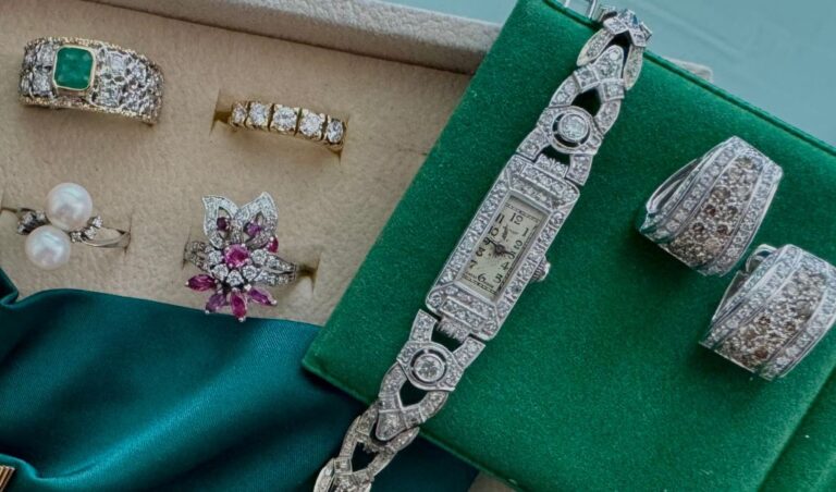 Foto banner home 2: gioielli preloved in oro (gioielli dell'economia circolare). In foto: orologio con diamanti Marvin, orecchini a lobo con diamanti fancy brown, anelli con perla, smeraldo, rubino e diamanti.