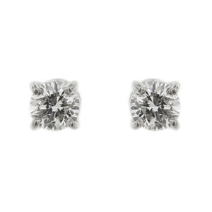 Orecchini a lobo punti luce in oro bianco 18kt con 2 diamanti taglio brillante da 0.23 ct cad, totale 0.46 ct, colore F - purezza VS1; chiusura con perno e farfallina.