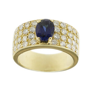 Anello a fascia in oro giallo 18kt con uno zaffiro ovale centrale da 0.15 ct e ai lati 40 diamanti taglio brillante: 8 da 0.02 ct cad, 8 da 0.03 ct cad, 8 da 0.04 ct cad, 8 da 0.05 ct cad e 8 da 0.06 ct cad, totale 1.60 ct, colore FG - purezza VS.