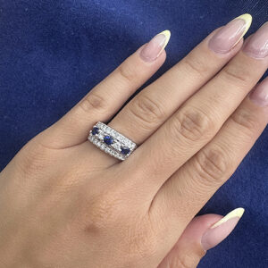 Foto gioiello indossata: anello in oro bianco a fascia con diamanti e zaffiri