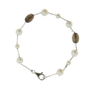 Bracciale in oro bianco 18kt maglia rolò con 9 perle d’acqua dolce e 2 quarzi fumé sfaccettati, chiusura a moschettone.