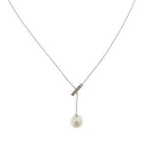 Collana cravatta in oro bianco 18kt maglia pallini con perla da 8.5-9 mm, colore bianco sfumatura grigia ad un’estremità e all’altra un barretta con 5 diamanti taglio brillante da 0.01 ct cad, totale 0.05 ct, colore FG - purezza VS, che fa da fermaglio, lunghezza regolabile.