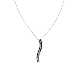 Collana maglia veneziana in oro bianco 18kt con ciondolo verticale a onda con 15 diamanti taglio brillante: 8 neri da 0.01 ct cad e 7 da 0.007 ct cad, totale 0.13 ct, colore GH - purezza VS; chiusura con moschettone.