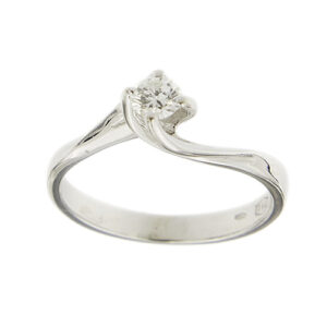 Anello solitario contrarié modello valentino in oro bianco 18kt con diamante taglio brillante da 0.24 ct, colore FG - purezza VS.